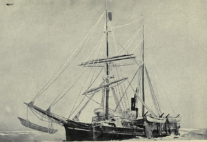 Двухмачтовый парусно-паровой корабль с вымпелом на стеньге, паруса в свернутом виде, неподвижно лежащий в замерзшем море