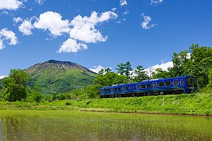 北しなの線を走行するSR1系電車（古間駅 - 黒姫駅 2022年5月）