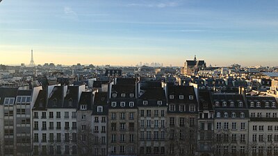 L'église Saint-Eustache (à droite) vue du Centre Pompidou.