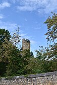 La tour du XIIe siècle, vestige du château des comtes de Sabran.