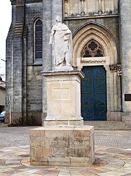 Памятник королю Людовику XVI перед церковью