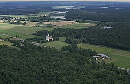 Lojsta kyrka med omgivningar.