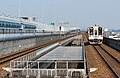 勝川IC - 山田西IC間では東海交通事業城北線と並行する（味美駅）。