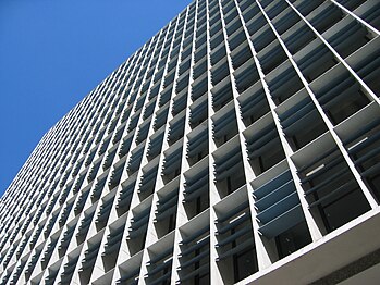 Contrapicat de la façana on s'observen els brise-soleil