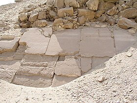 Vestiges du revêtement de la pyramide