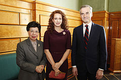 左から陳馮富珍WHO事務局長、モロッコのラーラ・サルマ王妃、ヨーナス＝ガール・ストーレ（2012年5月22日）