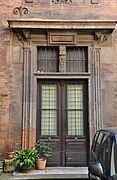 Esta puerta en el patio del Hôtel de Massas es en realidad una ventana del último cuarto del siglo XVI transformada en puerta en el siglo XIX.