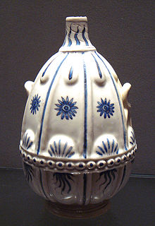 Medici porcelain vase, 1575-1587. Medici porcelain vase 1575 1587.jpg