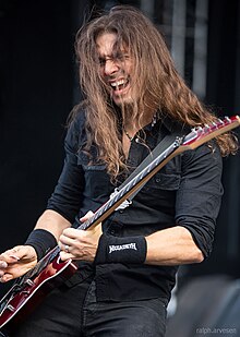 Loureiro performing with Megadeth in 2016