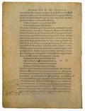 nous deult, si le coup ne rencontre, et qu’il aille au vent ; aussi que pour rendre une veue plaisante, il ne faut pas qu’elle soit perdue et escartée dans le vague de l’air, ains qu’elle aye bute pour la soustenir à raisonnable distance, Ventus ut amittit vires, nisi robber mensae Occurrant silvae spatio diffusus inani. De mesme il semble que l’ame esbranlée et esmeue se perde en soy-mesme, si on ne luy donne prinse : et faut tousjours luy fournir d’object où elle s’abutte et agisse. Plutarque dit à propos de ceux qui s’affectionnent aux guenons et petits chiens, que la partie amoureuse, qui est en nous, à faute de prise legitime, plustost que de demeurer en vain, s’en forge ainsin une faulce et frivole. Et nous voyons que l’ame en ses passions se pipe plustost elle mesme, se dressant un faux subject et fantastique, voire contre sa propre creance, que de n’agir contre quelque chose. Ainsin emporte les bestes leur rage à s’attaquer à la pierre et au fer, qui les a blessées, et à se venger à belles dents sur soy mesmes du mal qu’elles sentent, Pannonis haud aliter post ictum saevior ursa Cum jaculum parva Lybis amentavit habena, Se rotat in vulnus, telùmque irata receptum Impetit, et secum fugientem circuit hastam. Quelles causes n’inventons nous des malheurs qui nous adviennent ? A quoy ne nous prenons nous à tort ou à droit, pour avoir où nous escrimer ? Ce ne sont pas ces tresses blondes, que tu deschires, ny la blancheur de cette poictrine, que, despite, tu bas si cruellement, qui ont perdu d’un malheureux plomb ce frere bien aymé : prens t’en ailleurs. Livius, parlant de l’armée Romaine en Espaigne apres la perte des deux freres, ses grands capitaines : Flere omnes repente et offensare capita. C’est un usage commun. Et le philosophe Bion, de ce Roy qui de dueil s’arrachoit les poils, fut il pas plaisant : Cetuy-cy pense-il que la pelade soulage le dueil ? Qui n’a veu macher et engloutir les cartes, se gorger d’une bale de dets, pour avoir où se venger de la perte de son argent ? Xerxes foita la mer de l’Helespont, l’enforgea et luy fit dire mille villanies, et escrivit un cartel de deffi au mont Athos : et Cyrus amusa toute une armée plusieurs jours à se venger de la rivière de