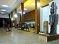 Aperçu des collections, avec la statue colossale du pharaon Taharqa retrouvée à Napata
