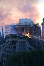 Intentos de apagar el fuego tras el derrumbe de la aguja.