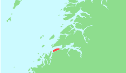 A szorost közrefogó szigetek: keletről Straumøya (piros), nyugatról Knaplundsøya (zöld)