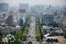姫路大手前通りの向こうに姫路駅北口と姫路駅ビル（改築前）