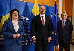 左からモルドバのナタリア・ガブリリツァ首相、シュミハリ、ダヴィド・サッソリ欧州議会議長（2021年11月30日）