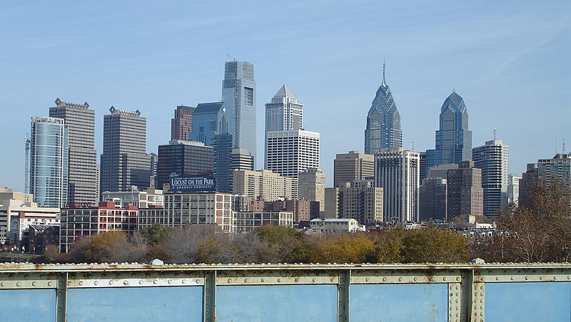 Datei:Philadelphia skyline from south street bridge.jpg