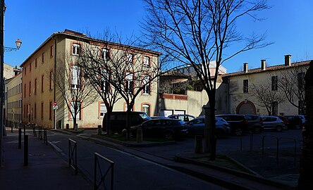 Le côté est de la place et la tour des Hauts-Murats.