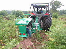 photo de tracteur tirant une cabine ouverte dans laquelle un autre homme est assis