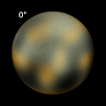 Carte reconstituée de Pluton en vraies couleurs générée par ordinateur à partir d'images d'Hubble[c] et parmi les plus hautes résolutions possibles avec la technologie de 2010. Ce qui fut plus tard nommé la région Tombaugh (le « cœur de Pluton ») était déjà visible (tache brillante autour de 180°). Autres photos de toute la surface ici.
