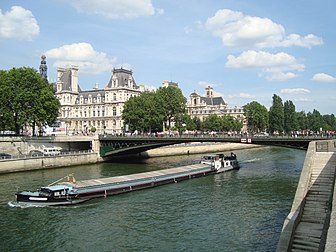 Péniche sous le pont d'Arcole sur la Seine devant l'Hôtel de ville de Paris. (définition réelle 2 988 × 2 241)