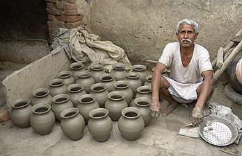 Potier et son travail, Jaura, district de Morena, Madhya Pradesh, Inde. (définition réelle 3 806 × 2 464)