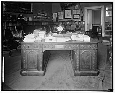 Resolute desk in Taft study.jpg