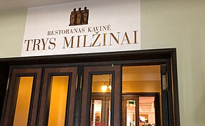 Įėjimas į restoraną „Trys milžinai”