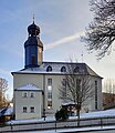 St.-Nikolaus-Kirche (mit Ausstattung) und Resten der Einfriedung