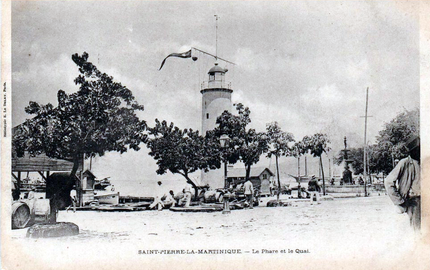 Le phare-sémaphore, le quai de la place Bertin et la fontaine Agnès.