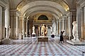 Les sculptures antiques exposées dans la salle des Caryatides