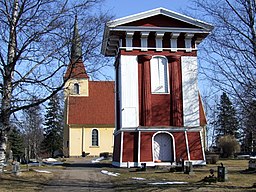 Saloinens kyrka med klockstapeln.