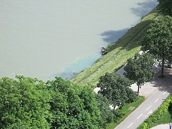 Mündung des Städtischen Arms (bläuliches Wasser) in die Salzach