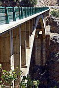 Vista parcial (suroccidenal: aguas abajo) del puente de Santa Cruz de Moya, con detalle del arco (2018).