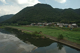 城山と小田川