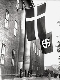 Прапор корпусу СС «Шальбург» і прапор Данії на будівлі Данського ордена масонів