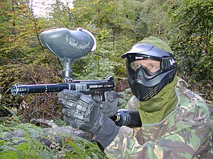 English: A paintball player taking aim at Skir...