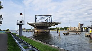 Fahrbahn und Gleis verlaufen zw. den Fachwerken, der Rad- und Fußweg auf Auslegern daneben