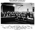 Nan konferans Solvay, jounen oktòb 1933 anlè mekanik kantik : E. Schrödinger, I. Joliot, N. Bohr, A. Joffe, M. Curie, P. Langevin, O.W. Richardson, Lord Rutherford, Th. DeDonder, M. deBroglie, L. deBroglie, L. Meitner, J. Chadwick; Standing L-R: E. Henriot, F. Perrin, F. Joliot, W. Heisenberg, H.A. Kramers, E. Stahel, E. Fermi, E.T.S. Walton, P.A.M. Dirac, P. Debye, N.F. Mott, B. Cabrera, G. Gamow, W. Bothe, P. Blackett, M.S. Rosenblum, J. Errera, Ed. Bauer, W. Pauli, J.E. Verschaffelt, M. Cosyns, E. Herzen, J.D. Cockcroft, C.D. Ellis, R. Peierls, Aug. Piccard, E.O. Lawrence, L. Rosenfeld. Absents: A. Einstein and Ch. Eug. Guye