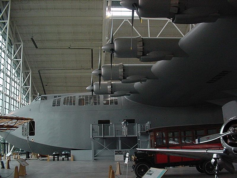 800px-Spruce_goose_evergreen_aviation_museum_triddle.jpg