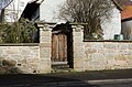 Ehemaliges Schloss, Pfortenpfeiler mit Wappen