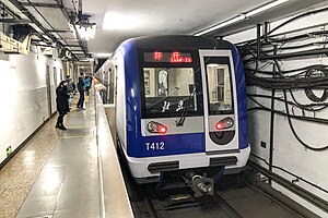 2号線で走行する地下鉄車両。 行き先は「環行・LOOP LINE」表示。