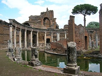 Le Théâtre maritime de la villa d'Hadrien à Tivoli (Italie). (définition réelle 2 288 × 1 712)