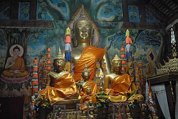 Statues de Bouddha du temple de Vat Aham à Luang Prabang (Laos). (définition réelle 3 872 × 2 592*)