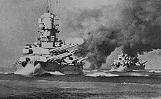 Le cuirassé italien Vittorio Veneto lors de la Bataille navale du cap Teulada entre la Regia Marina et la Royal Navy en 1940. Les Britanniques rebroussent chemin.