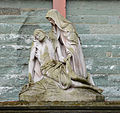 Pietà an der Außenwand, geschaffen von August Wäscher