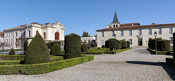 Le théâtre municipal de Castres et le musée Goya vus du jardin de l'évêché.