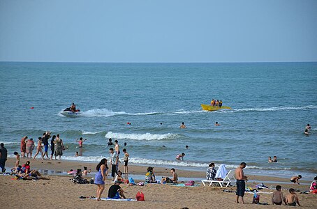 Пляж на берегу Каспийского моря в Дербенте.