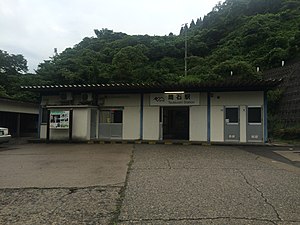 已換上越後心動鐵道標誌的筒石站站舍外貌（2017年7月）