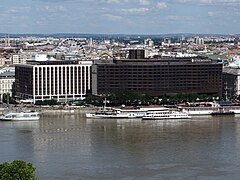 V. ker., Duna-korzó, a Sofitel Budapest Chain Bridge Hotel és az Intercontinental Budapest