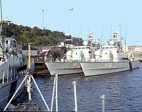 Tidig morgon för 5. patrullbåtsdivisionen som ligger förtöjd vid ÖrlbV Nya Varvet i Göteborg sommaren 1982.